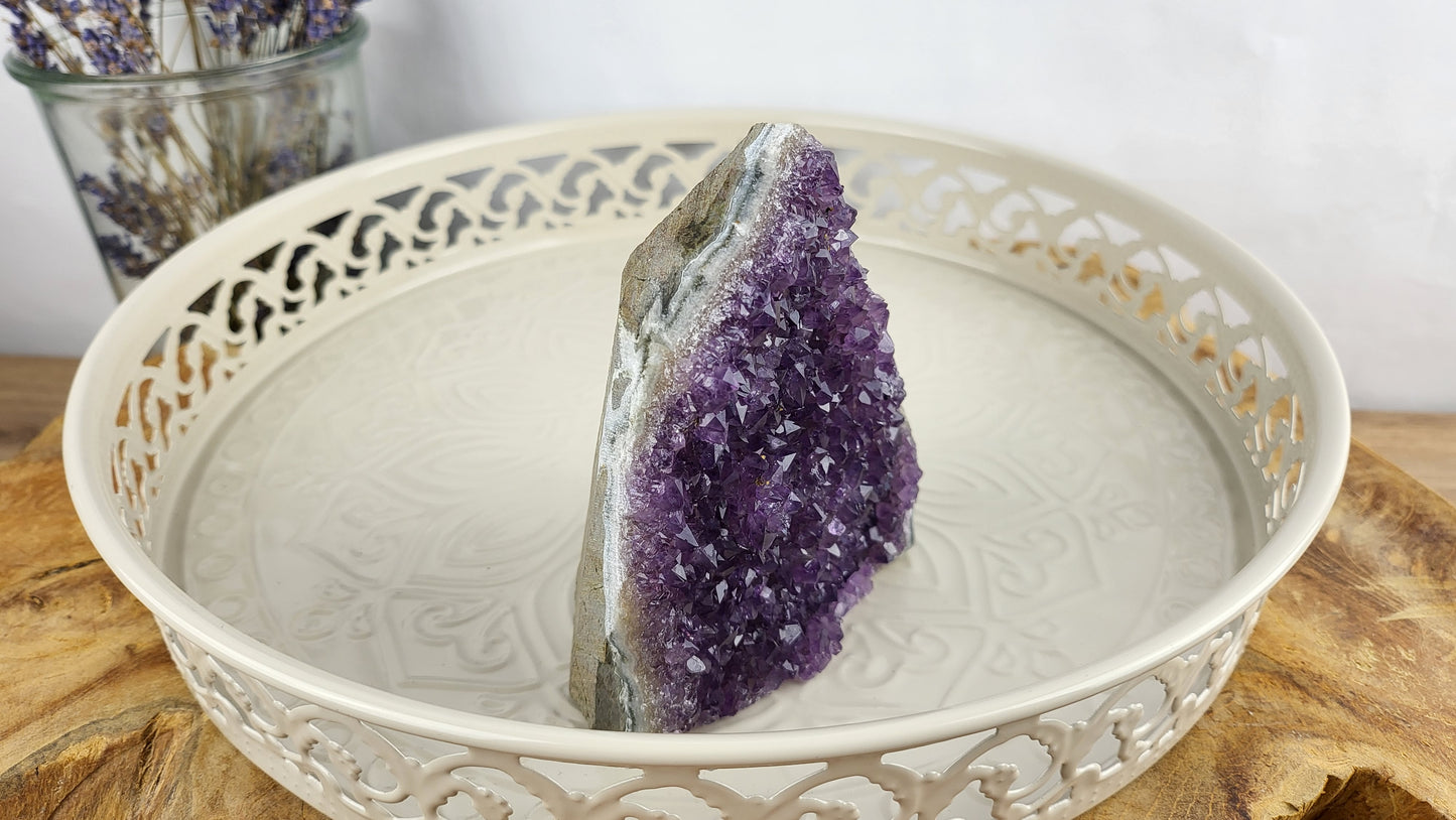 Amethystdruse mit naturbelassem Saum