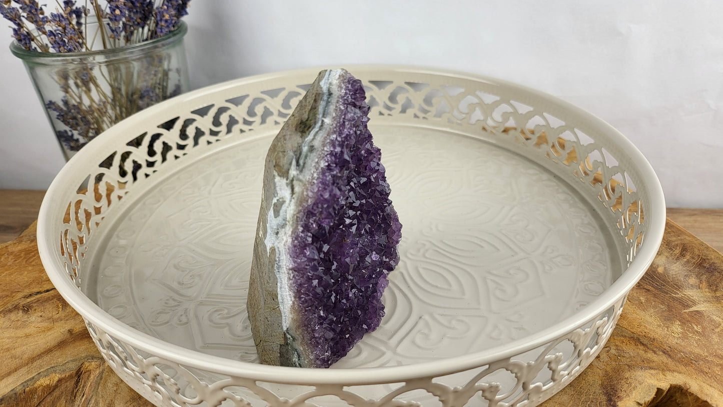 Amethystdruse mit naturbelassem Saum