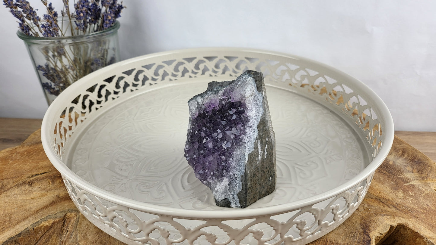 Amethystdruse mit naturbelassem Saum