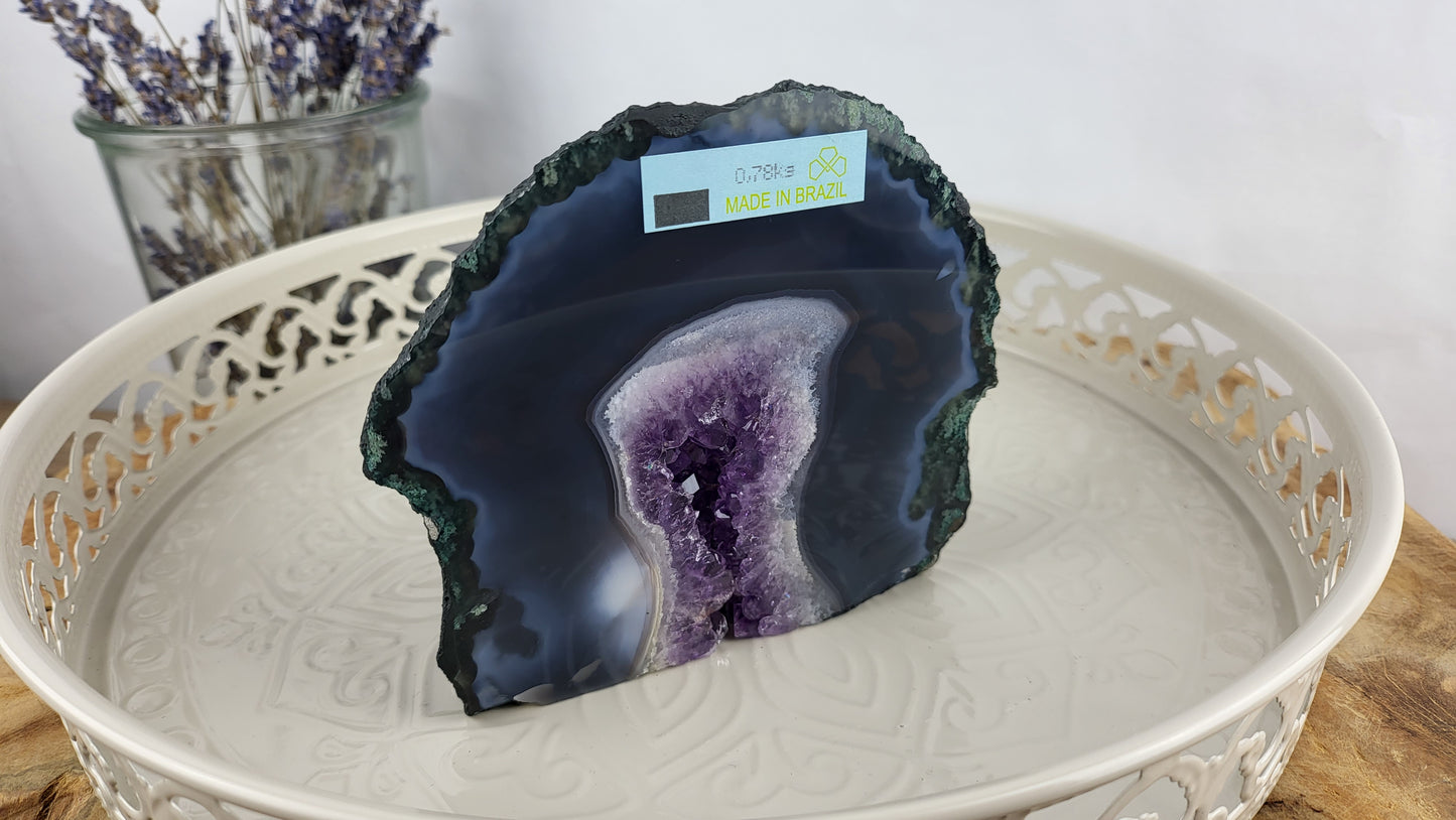 Seltene Achatgeode mit intensiver Farbgebung und Amethystdruse