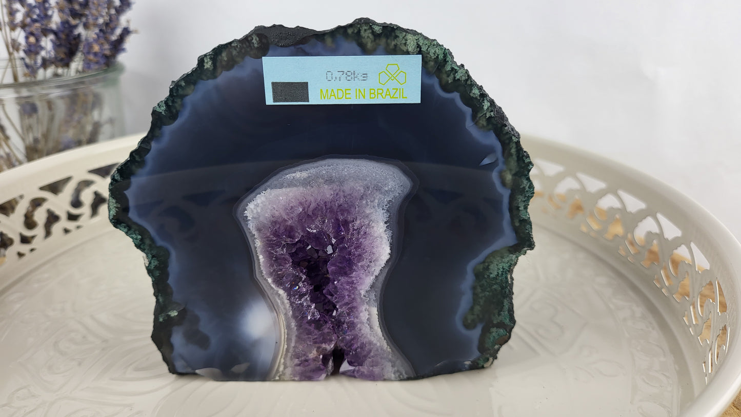 Seltene Achatgeode mit intensiver Farbgebung und Amethystdruse