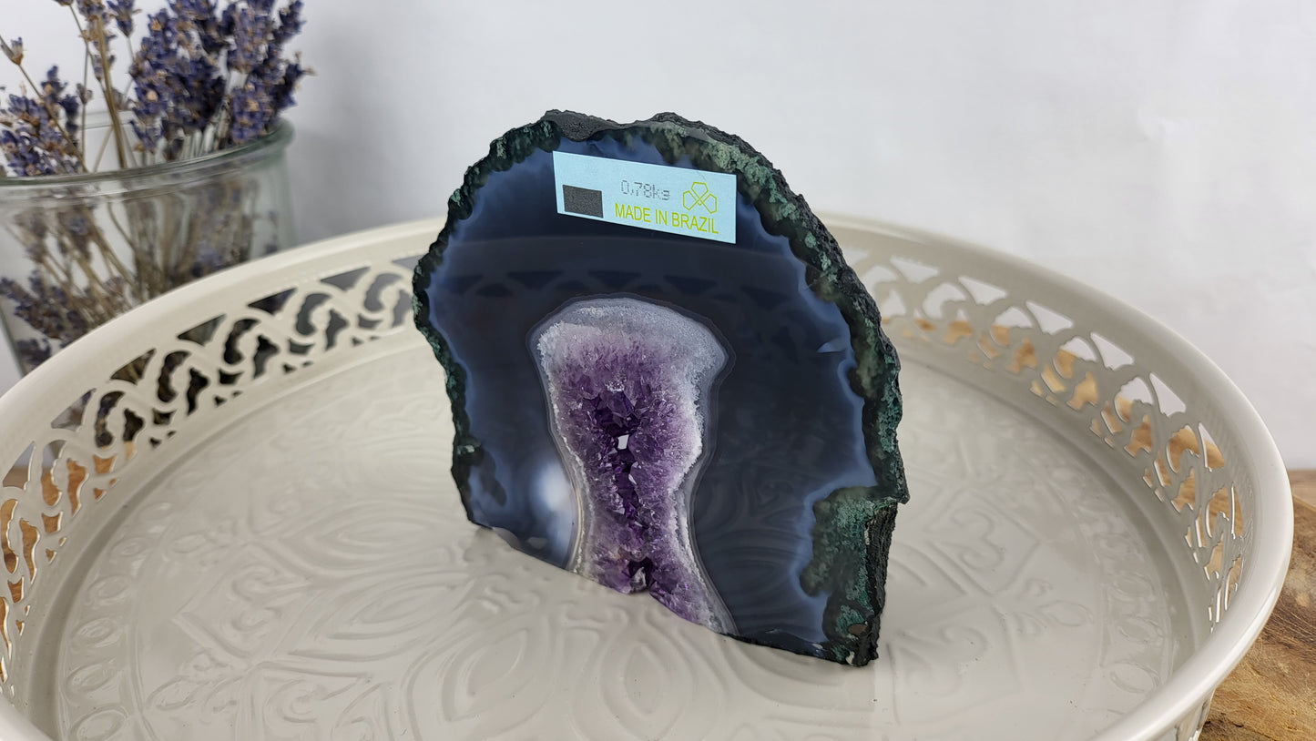 Seltene Achatgeode mit intensiver Farbgebung und Amethystdruse