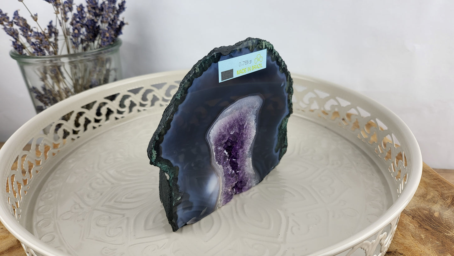 Seltene Achatgeode mit intensiver Farbgebung und Amethystdruse