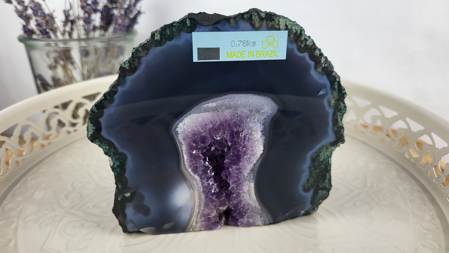 Seltene Achatgeode mit intensiver Farbgebung und Amethystdruse