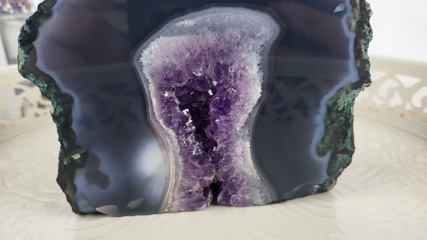 Seltene Achatgeode mit intensiver Farbgebung und Amethystdruse