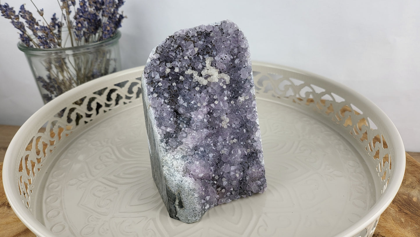 Amethystdruse mit naturbelassem Saum mit Calcit und Goethit