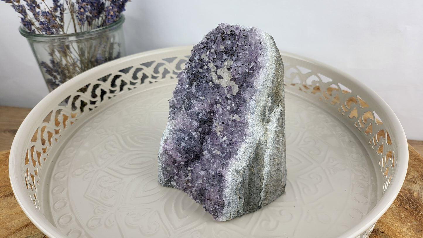 Amethystdruse mit naturbelassem Saum mit Calcit und Goethit