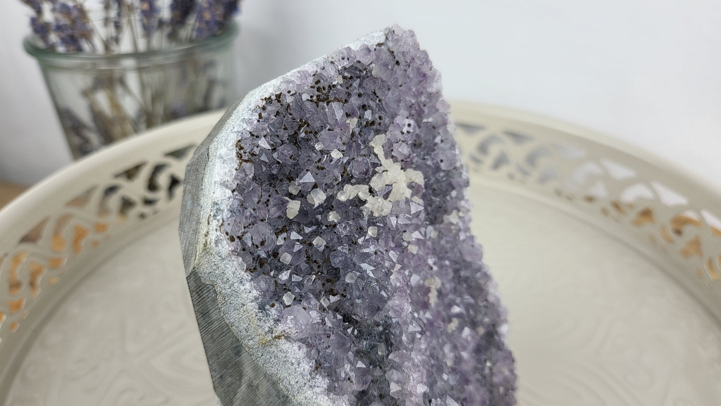 Amethystdruse mit naturbelassem Saum mit Calcit und Goethit