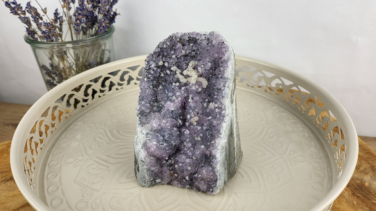 Amethystdruse mit naturbelassem Saum mit Calcit und Goethit