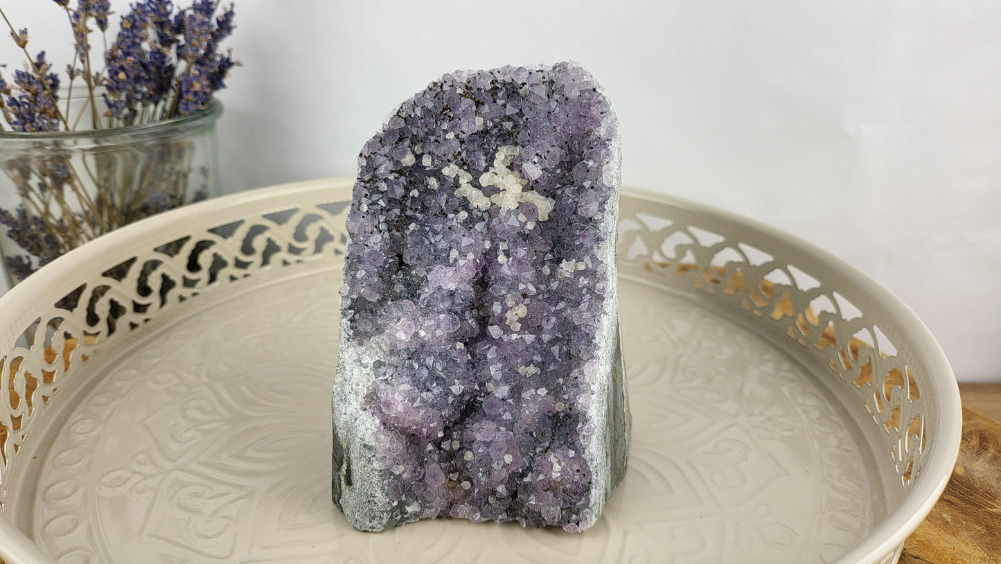 Amethystdruse mit naturbelassem Saum mit Calcit und Goethit