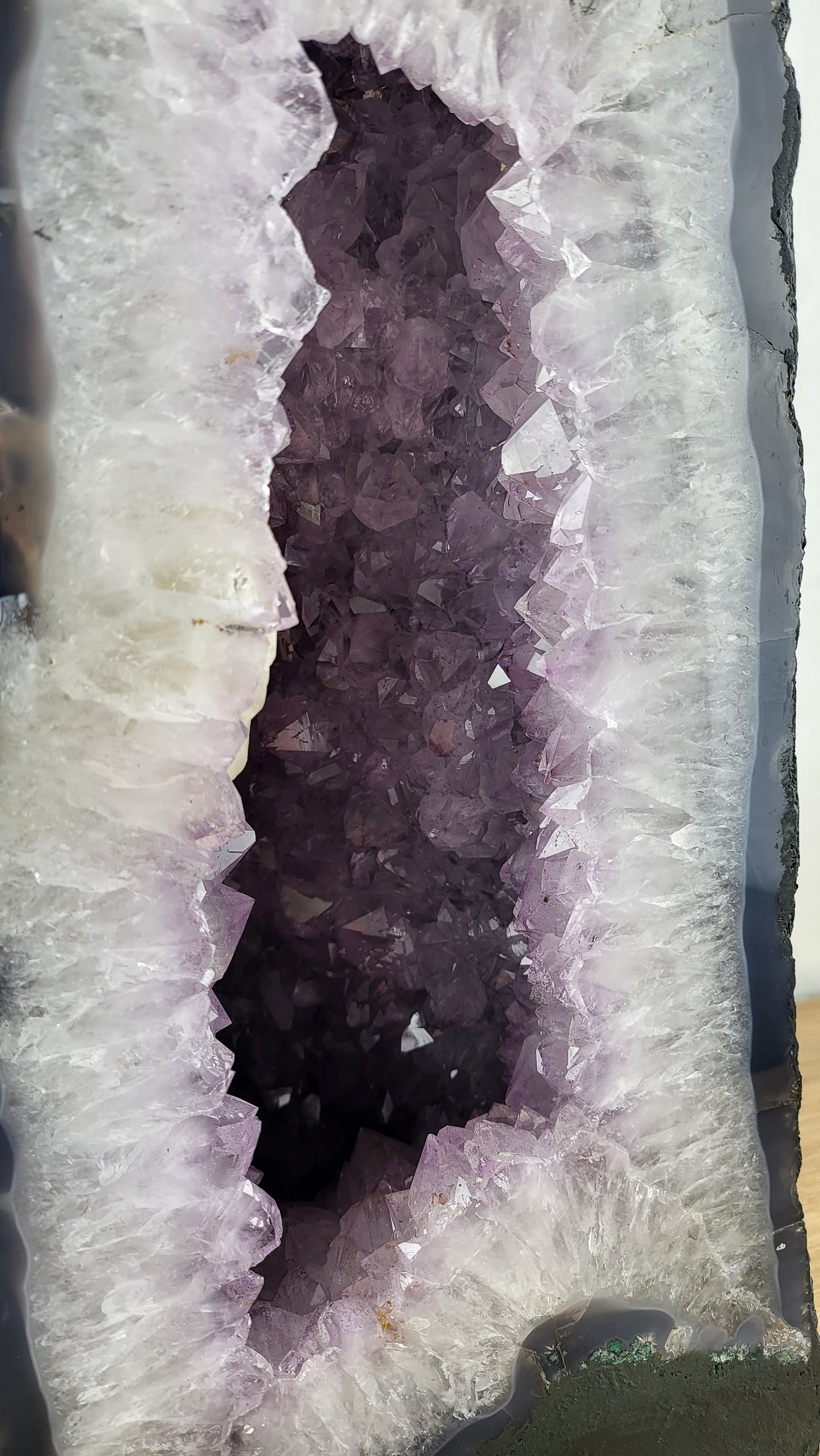 27,80kg Amethystdruse mit großen Calcitbildungen