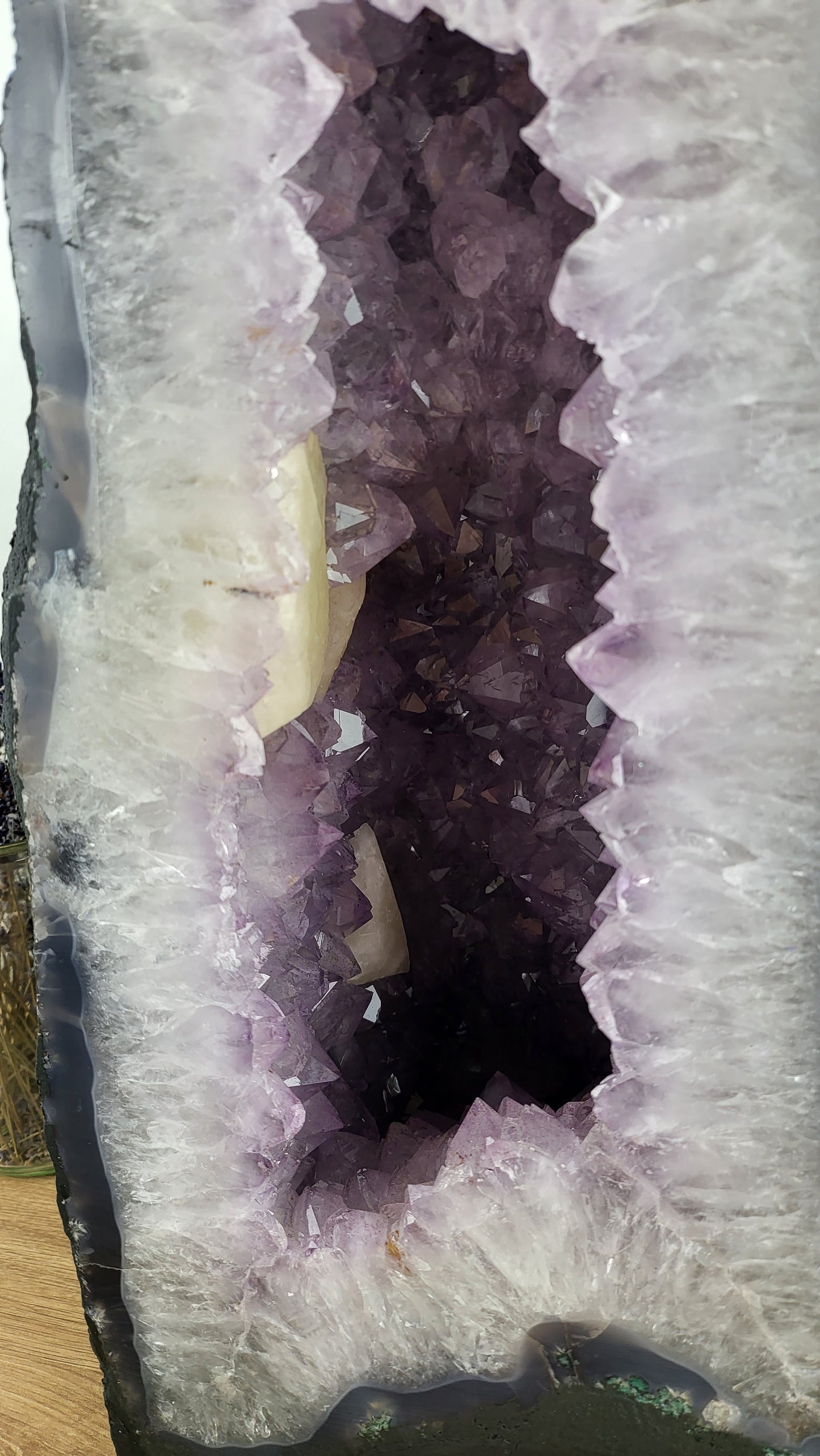 27,80kg Amethystdruse mit großen Calcitbildungen