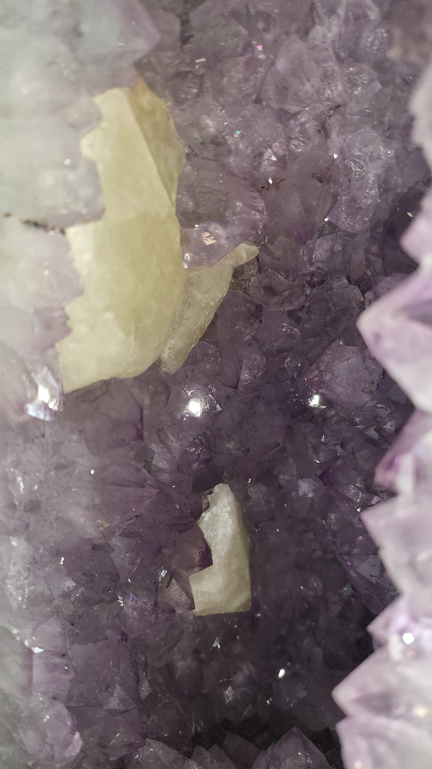 27,80kg Amethystdruse mit großen Calcitbildungen