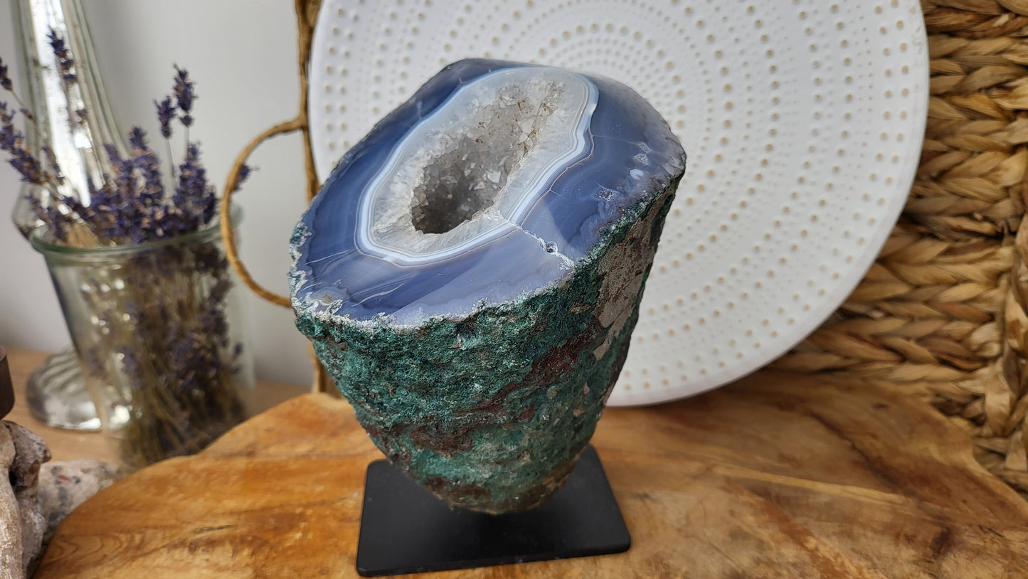 weiße Amethystdruse, Achatgeode auf Ständer ca. 2,6kg