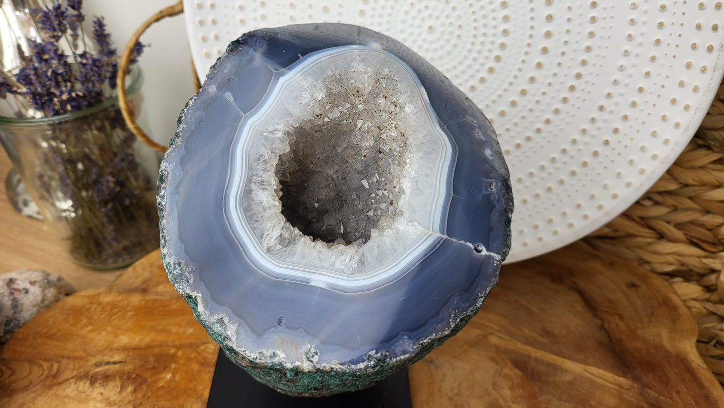 weiße Amethystdruse, Achatgeode auf Ständer ca. 2,6kg