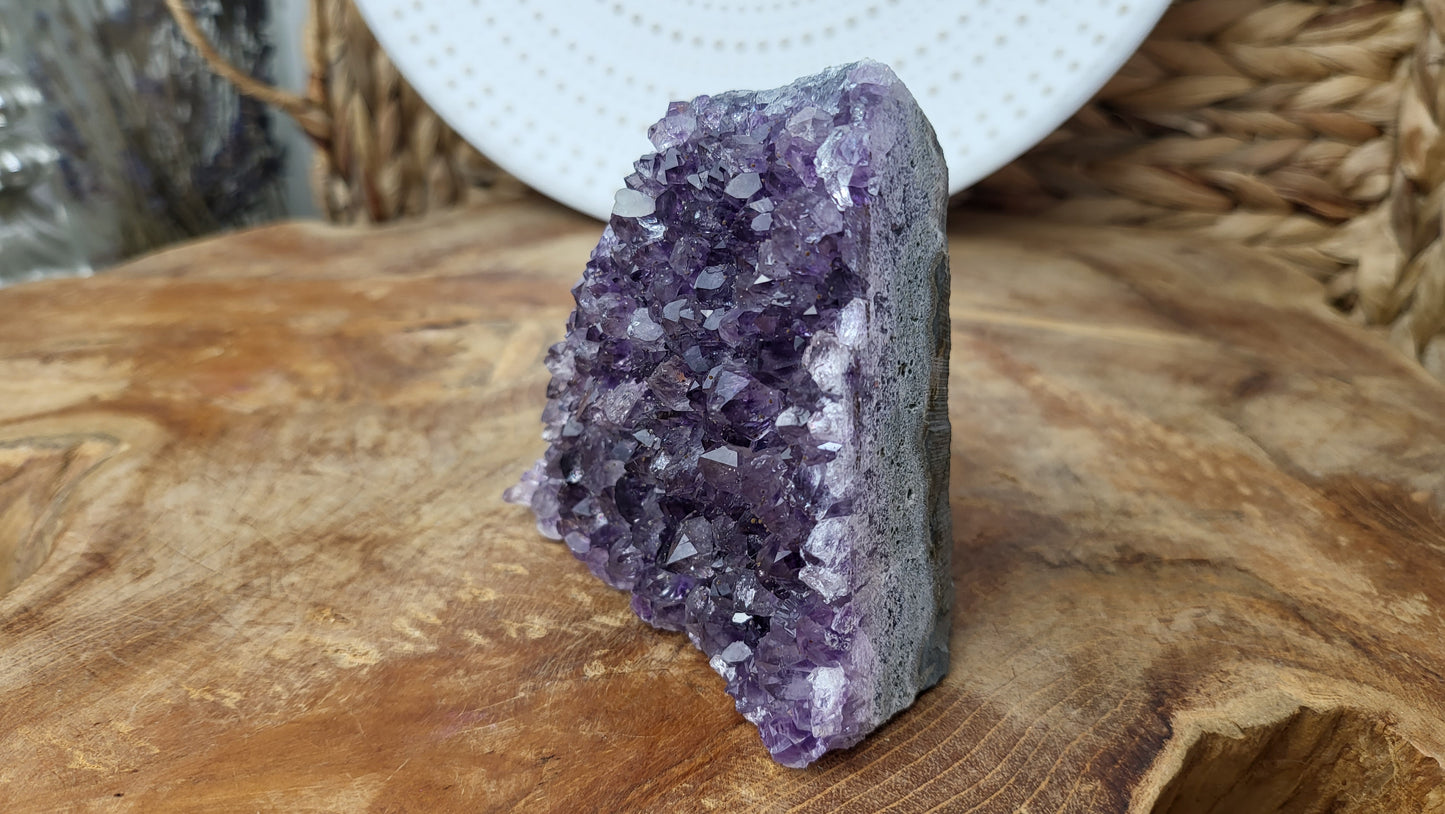 Kleine Amethystdruse mit Calcit und Goethit, ca. 380g