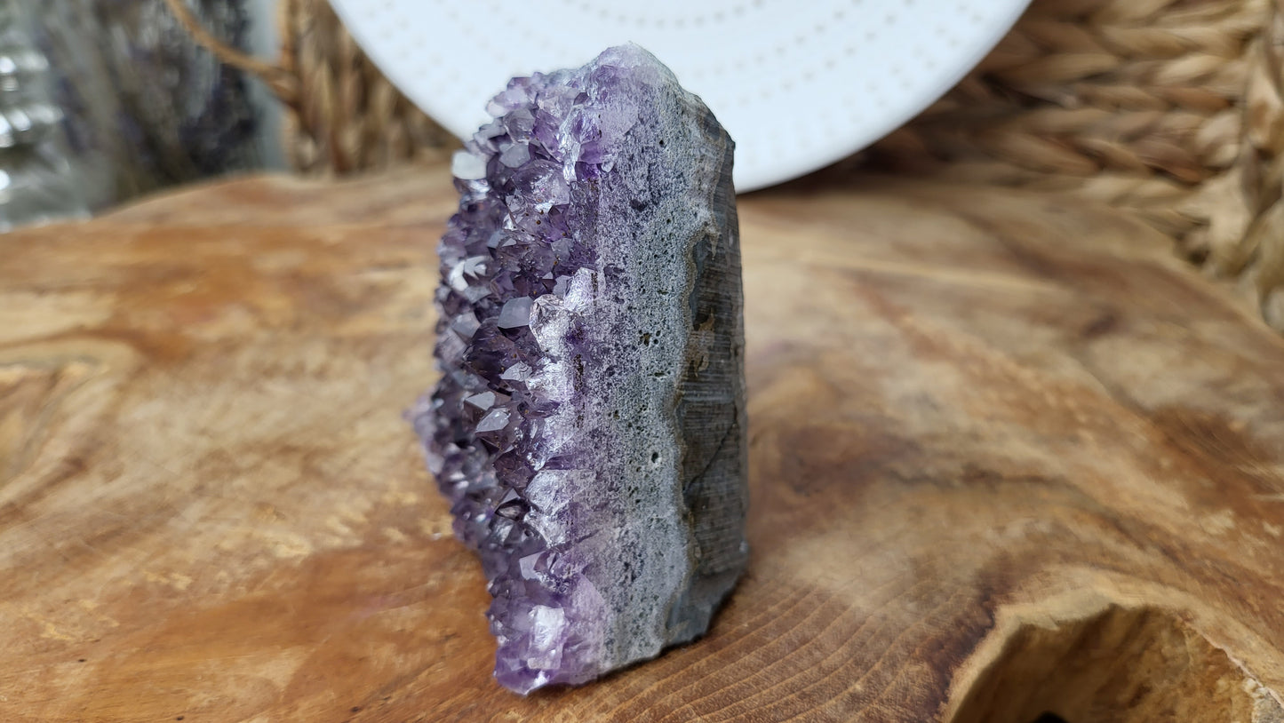 Kleine Amethystdruse mit Calcit und Goethit, ca. 380g