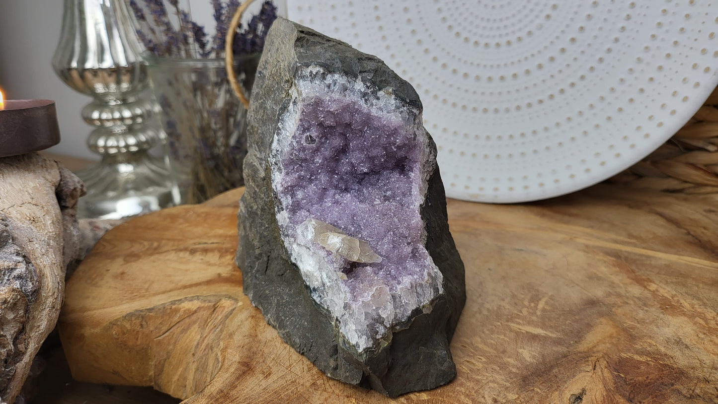 Amethyst in Basalt mit Calcit 1,27kg Brasilien