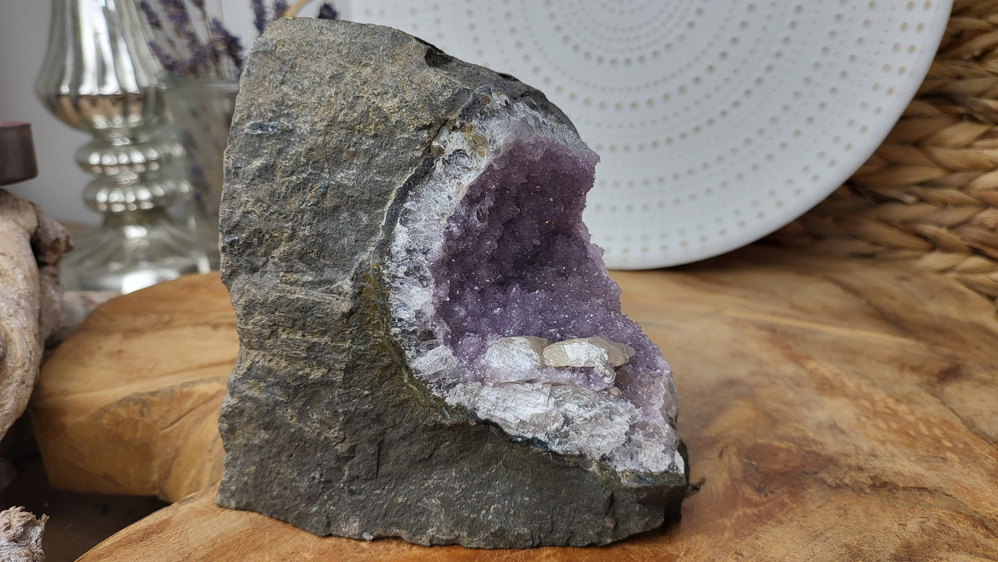 Amethyst in Basalt mit Calcit 1,27kg Brasilien