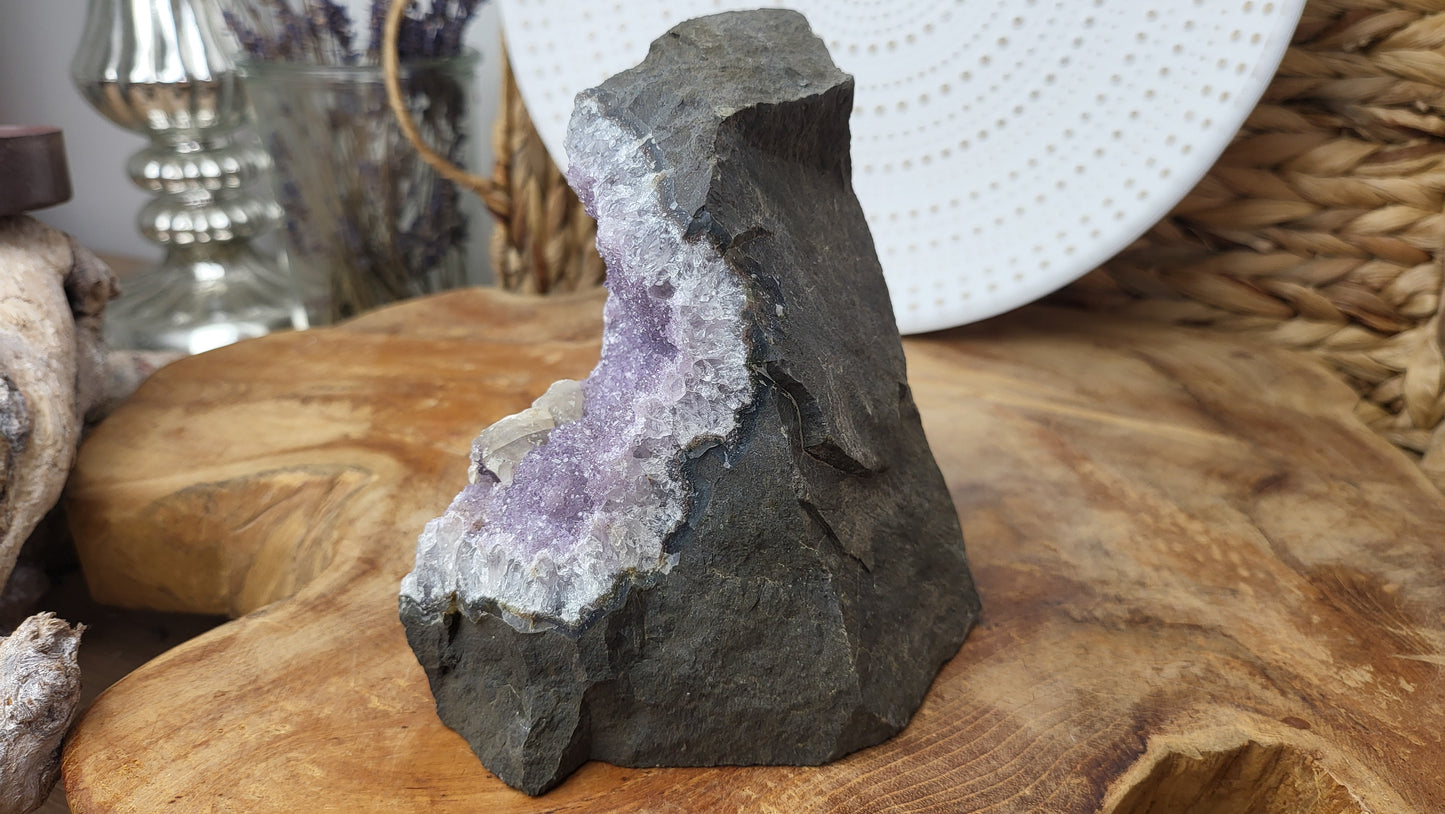 Amethyst in Basalt mit Calcit 1,27kg Brasilien