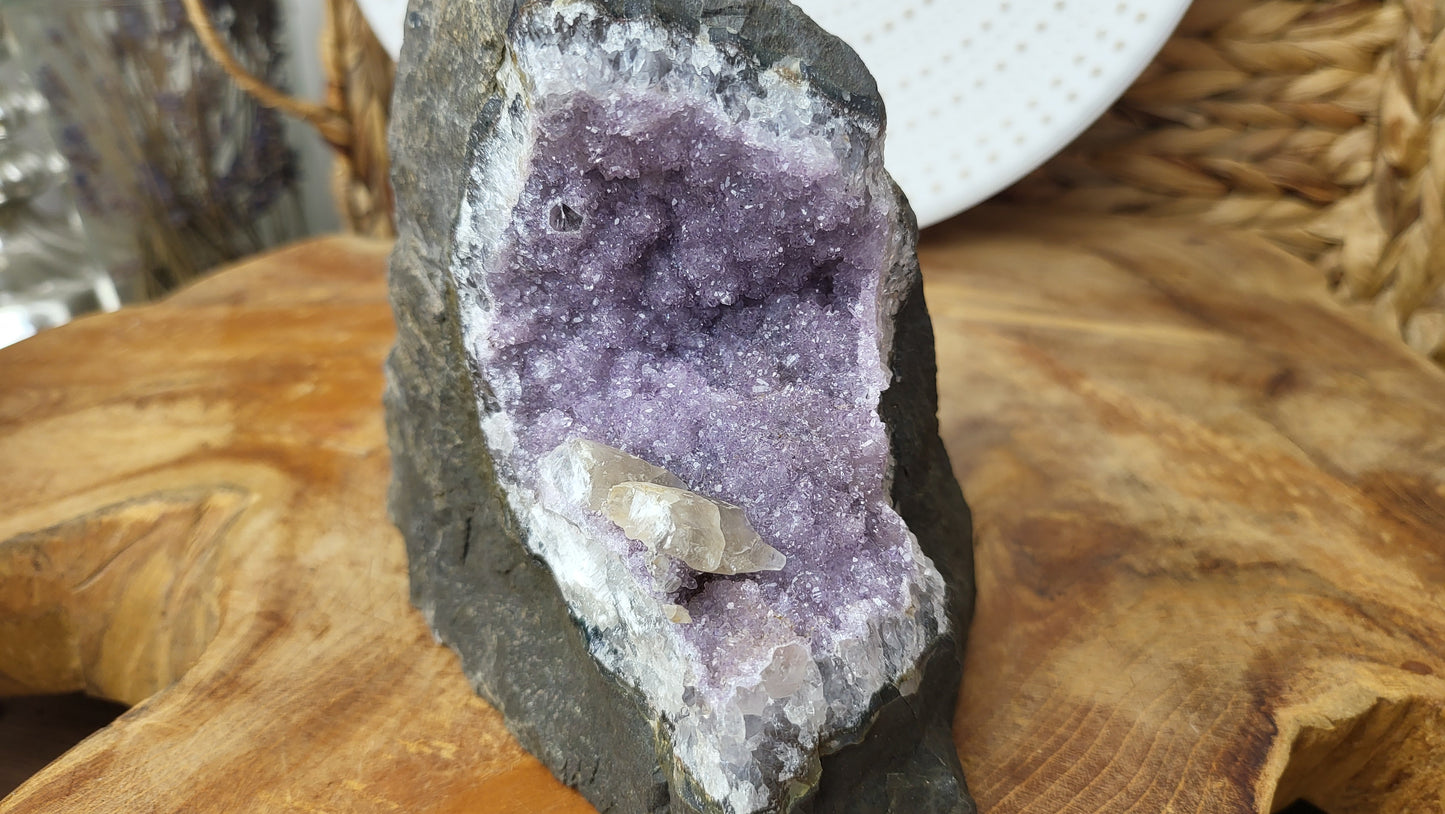 Amethyst in Basalt mit Calcit 1,27kg Brasilien