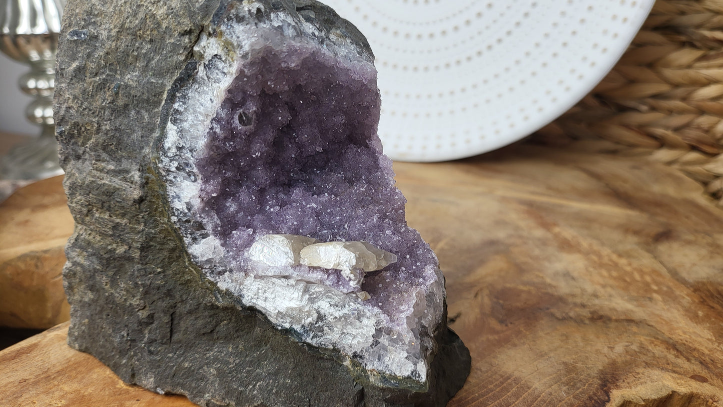 Amethyst in Basalt mit Calcit 1,27kg Brasilien