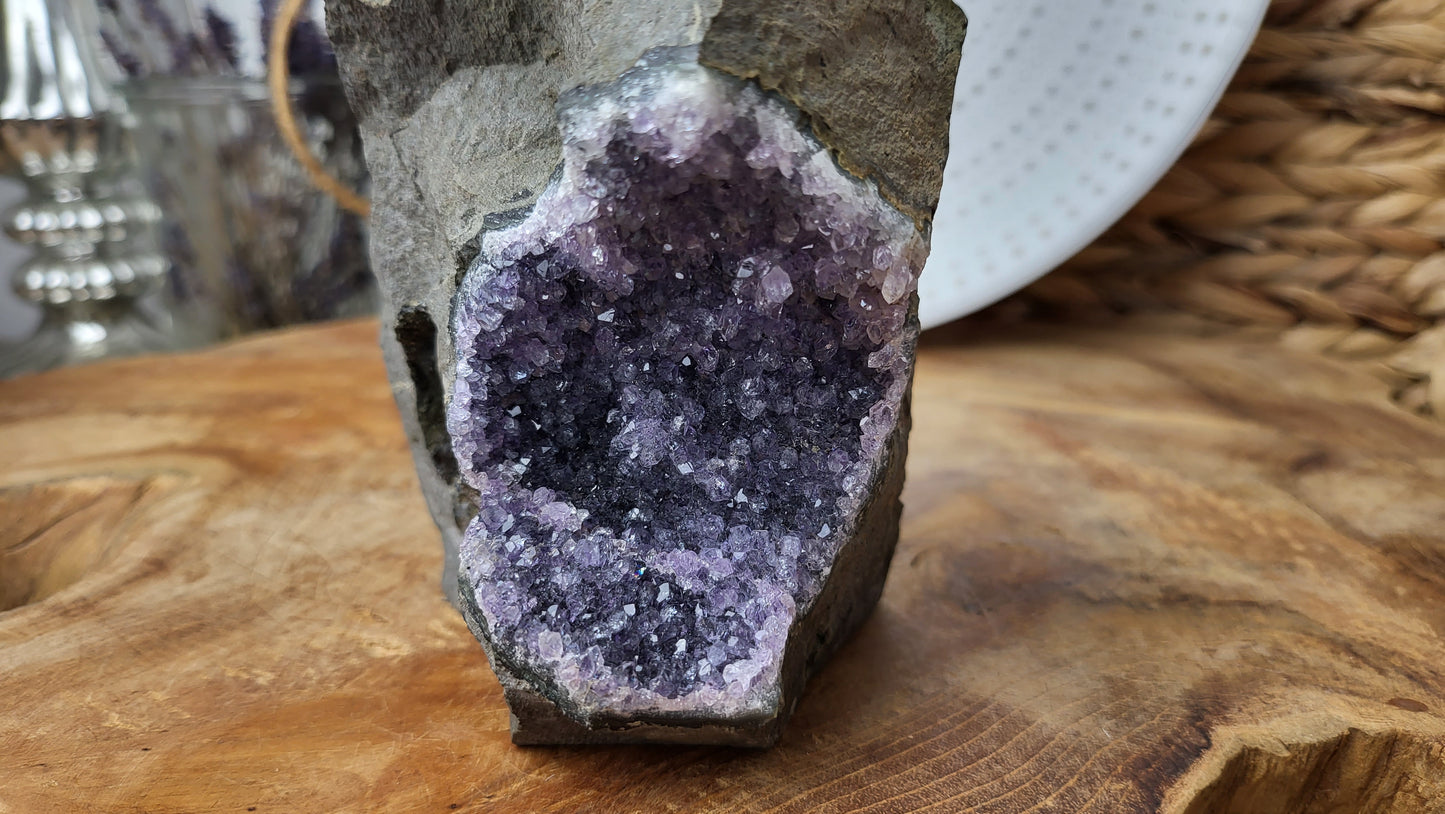 Amethyst in Basalt 780g Brasilien