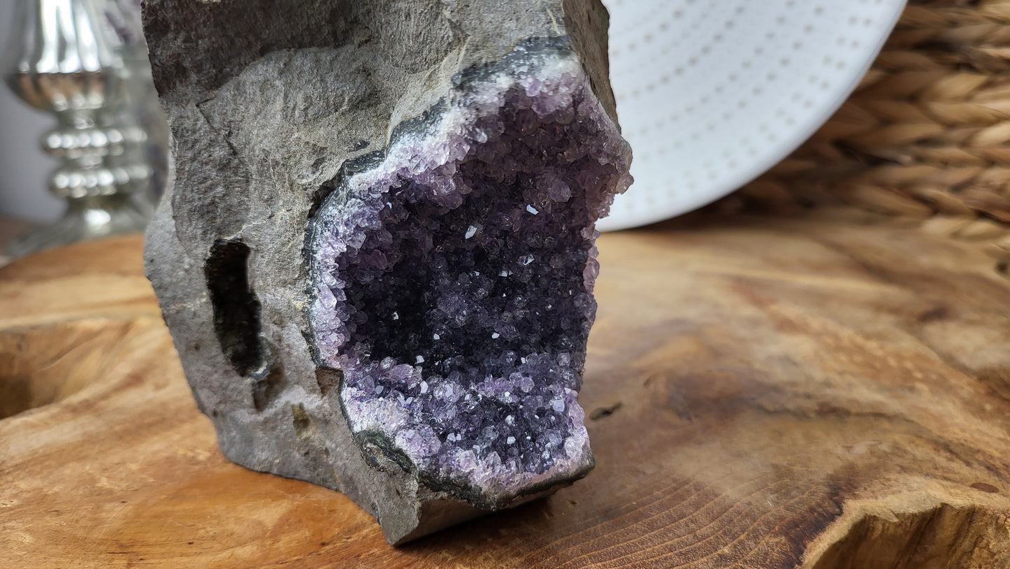 Amethyst in Basalt 780g Brasilien