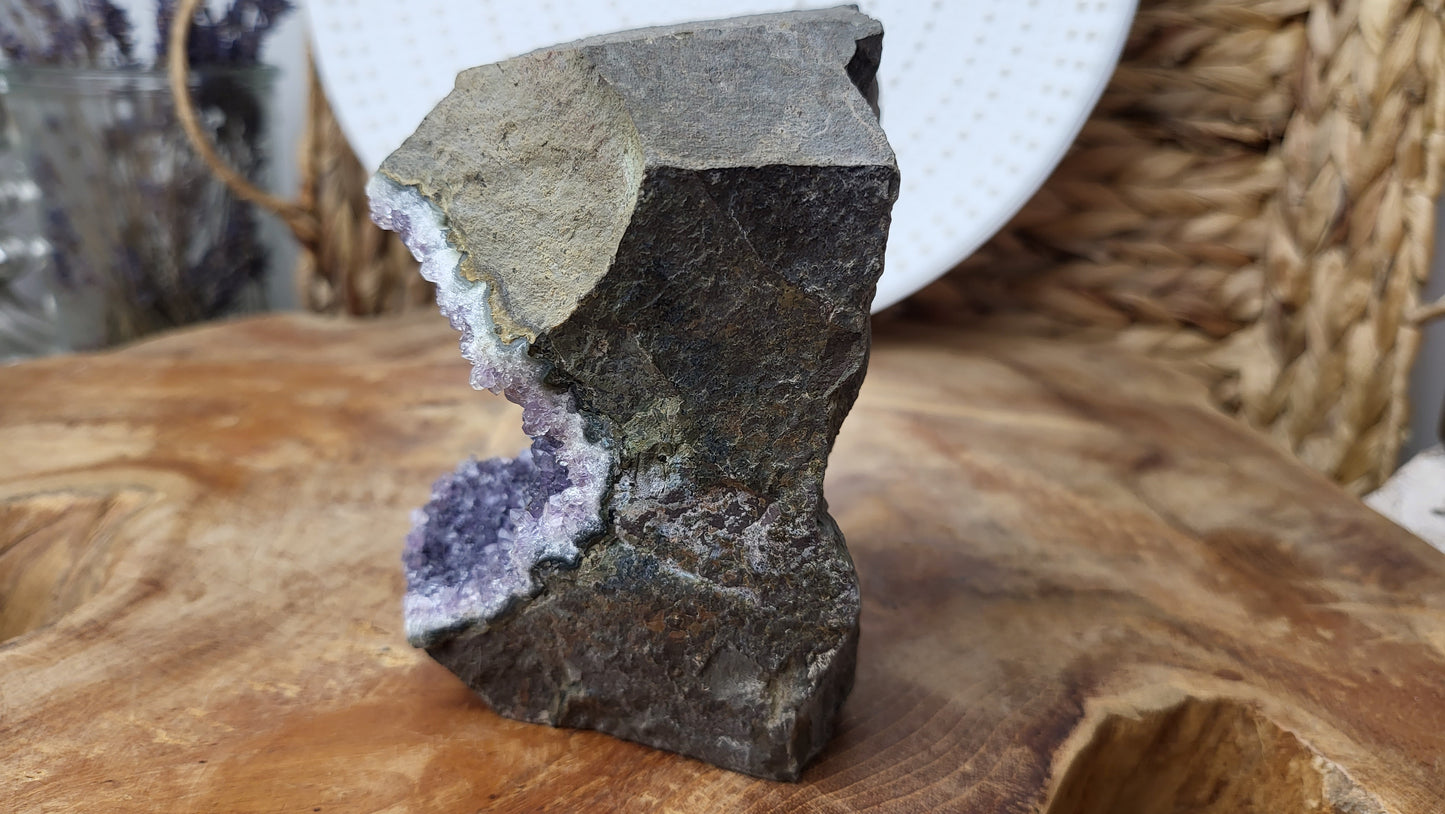 Amethyst in Basalt 780g Brasilien