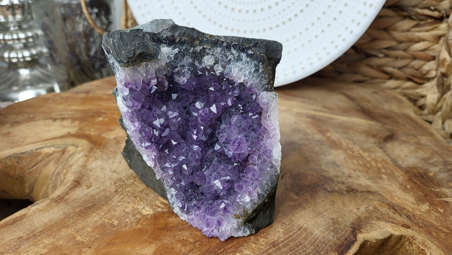 Amethyst in Basalt 930g Brasilien