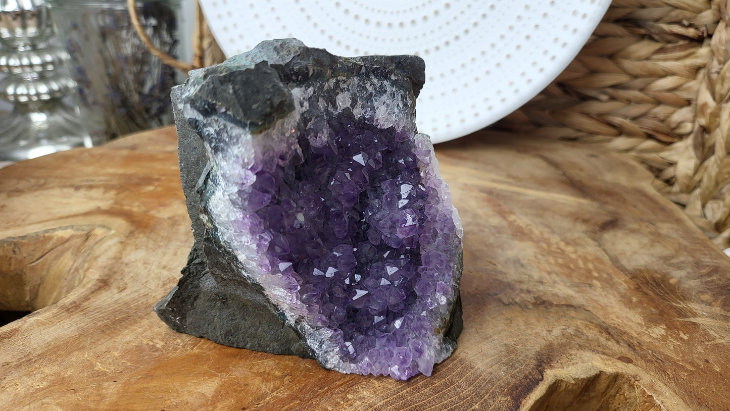 Amethyst in Basalt 930g Brasilien