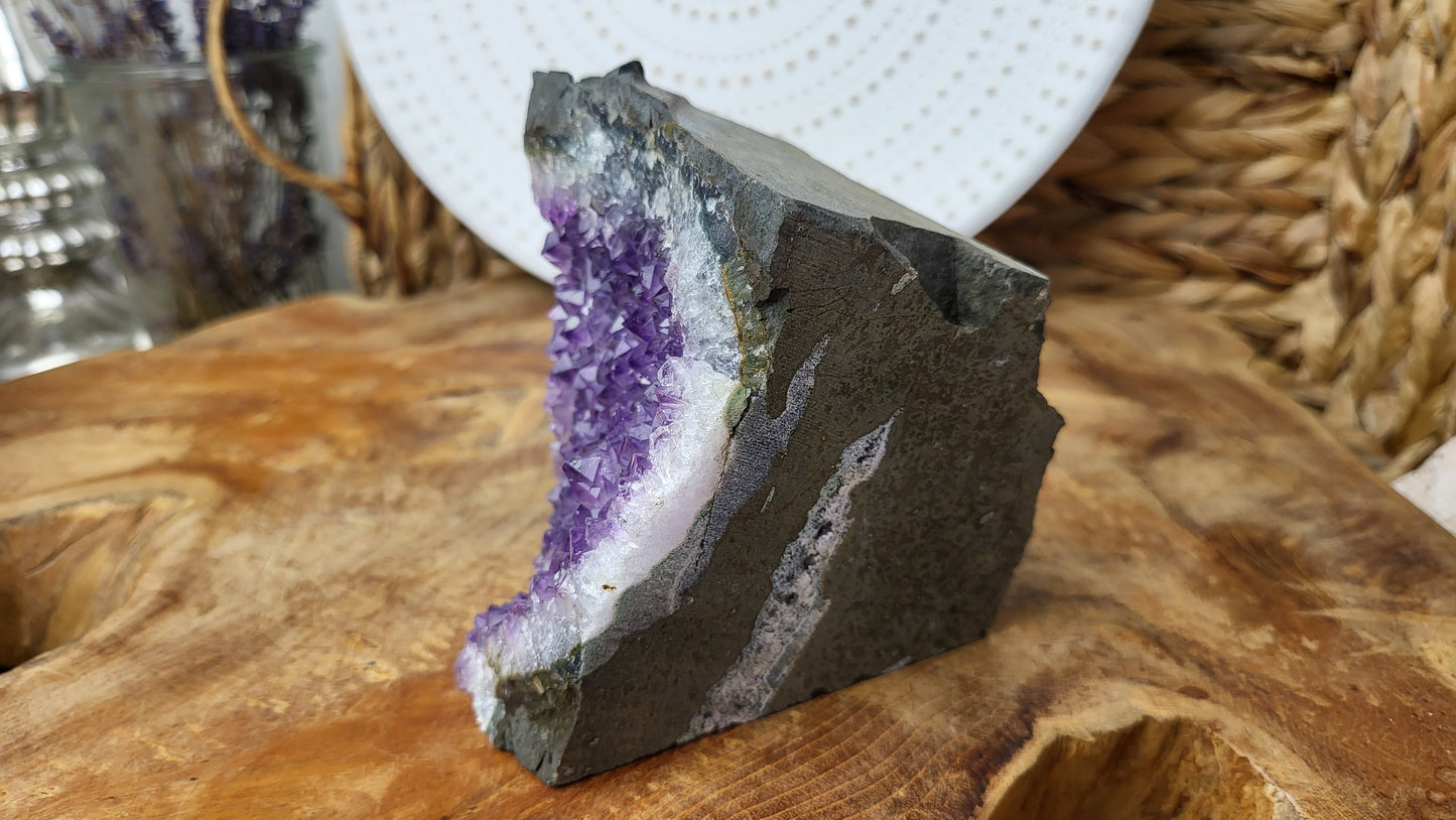 Amethyst in Basalt 930g Brasilien