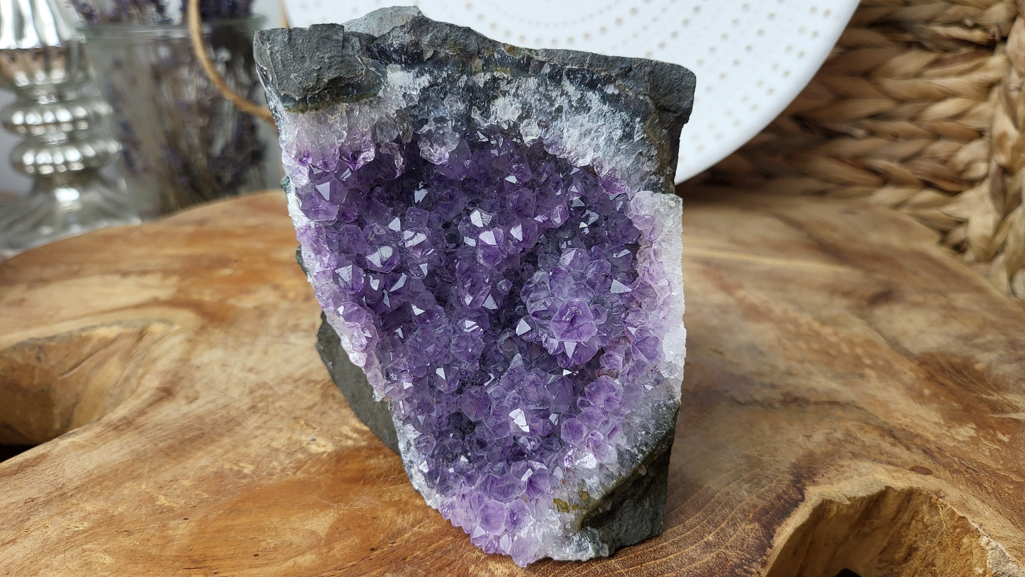 Amethyst in Basalt 930g Brasilien