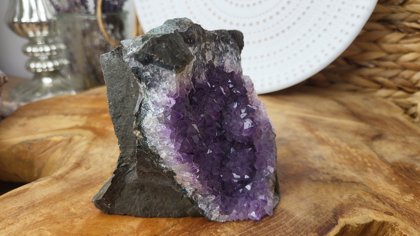 Amethyst in Basalt 930g Brasilien