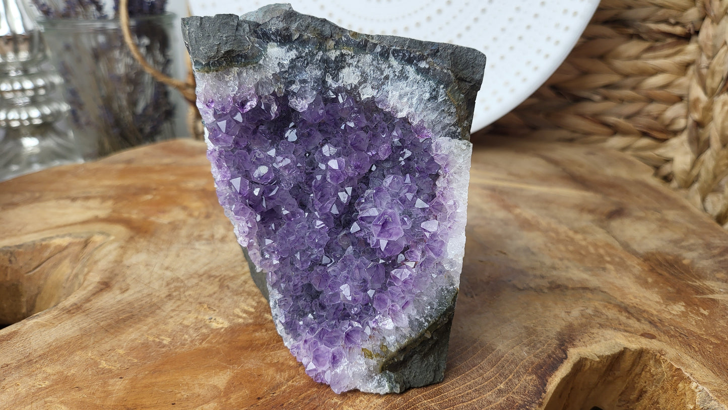 Amethyst in Basalt 930g Brasilien