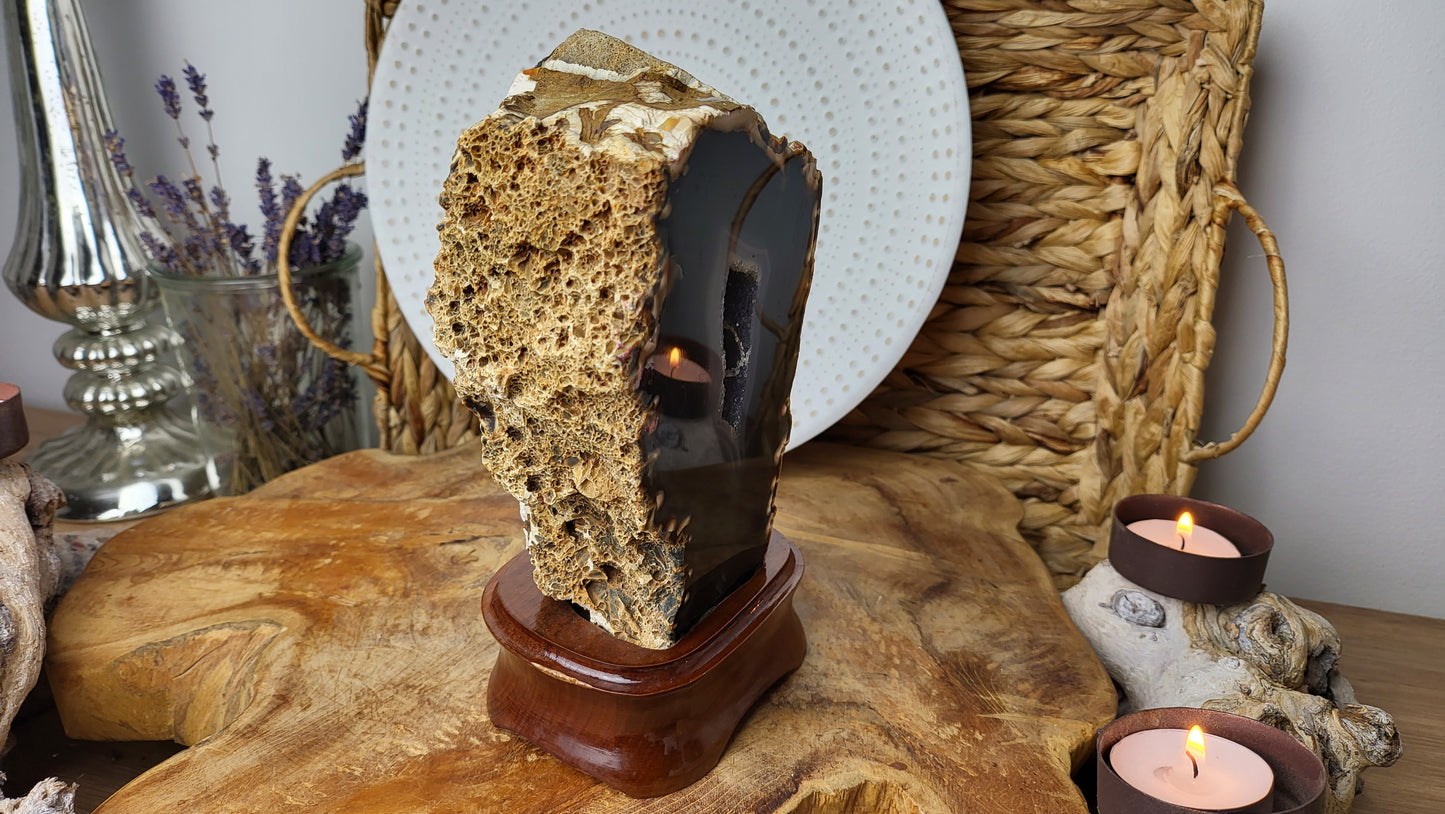 Schwarze Achatgeode auf Holzsockel 1,92kg Brasilien